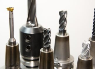 Dlaczego frez pali drewno?