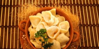 Czy uszka robi się tak samo jak pierogi?